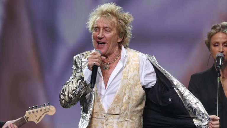 Watch Rod Stewart And Cyndi Lauper Resurrect 1960s Hit