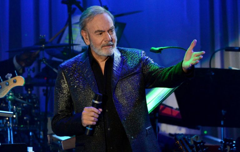 Neil Diamond surprises fans with rare performance 7 years after announcing retirement
